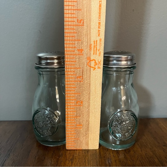 salt and pepper shaker made from recycled glass with a stainless steel lid. - Picture 8 of 9